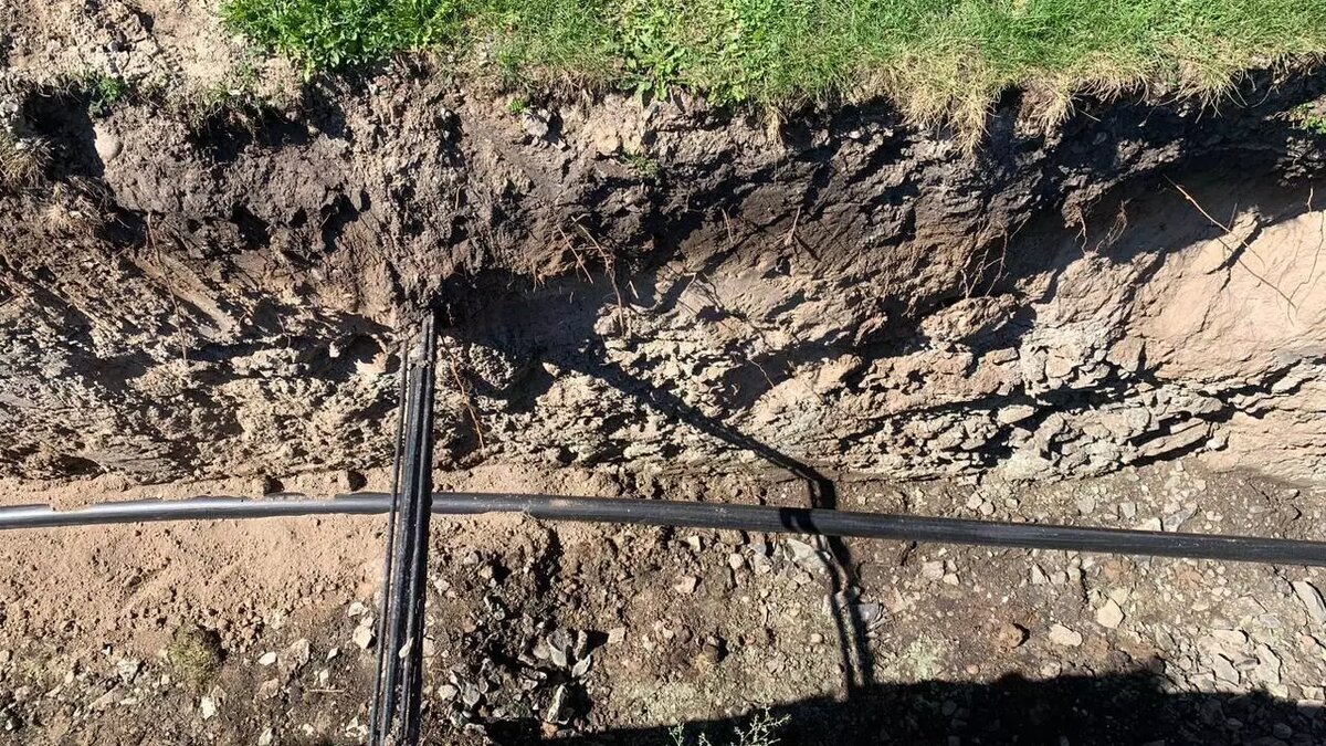     В селе Кирово 15-летняя девочка упала в траншею и травмировала позвоночник. Там проводились работы по капитальному ремонту централизованной системы водоснабжения.