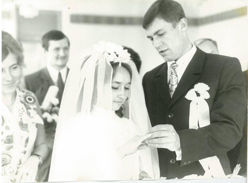Младшая сестра раньше выходит замуж. Как раньше выходили замуж. С какого возраста выходили замуж в СССР.