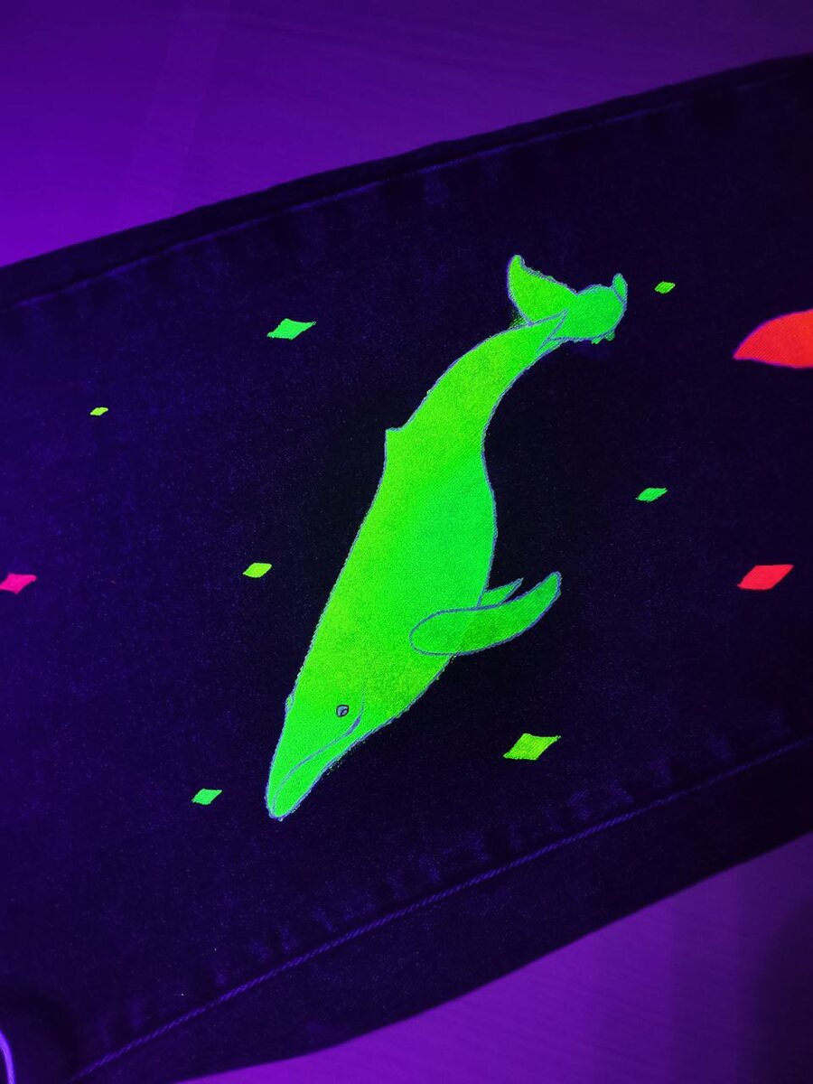 В ультрафиолете хорошо видно затёки краски