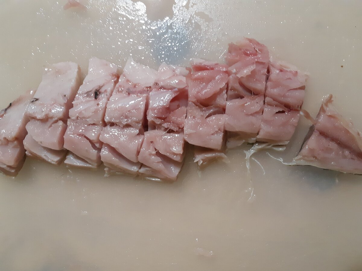 Разделываем рыбу на кусочки