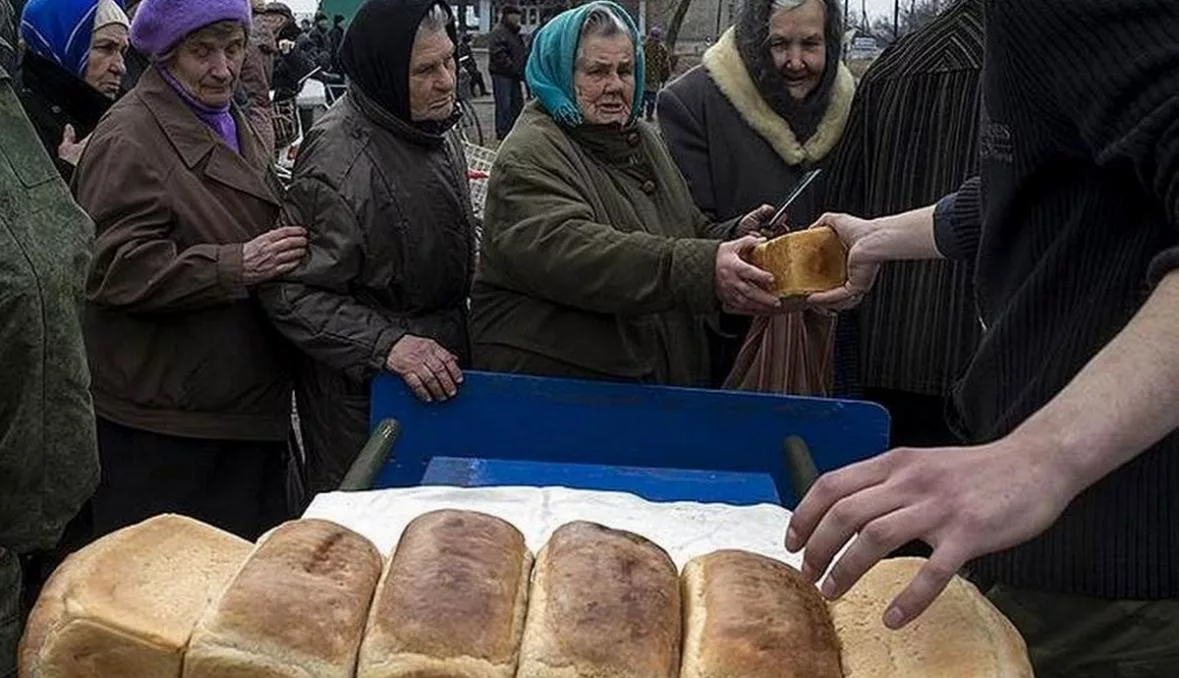 Кинуть хлебом. Нищий хлеб. Раздача хлеба. Нищий с куском хлеба. Хлеб для бедных.