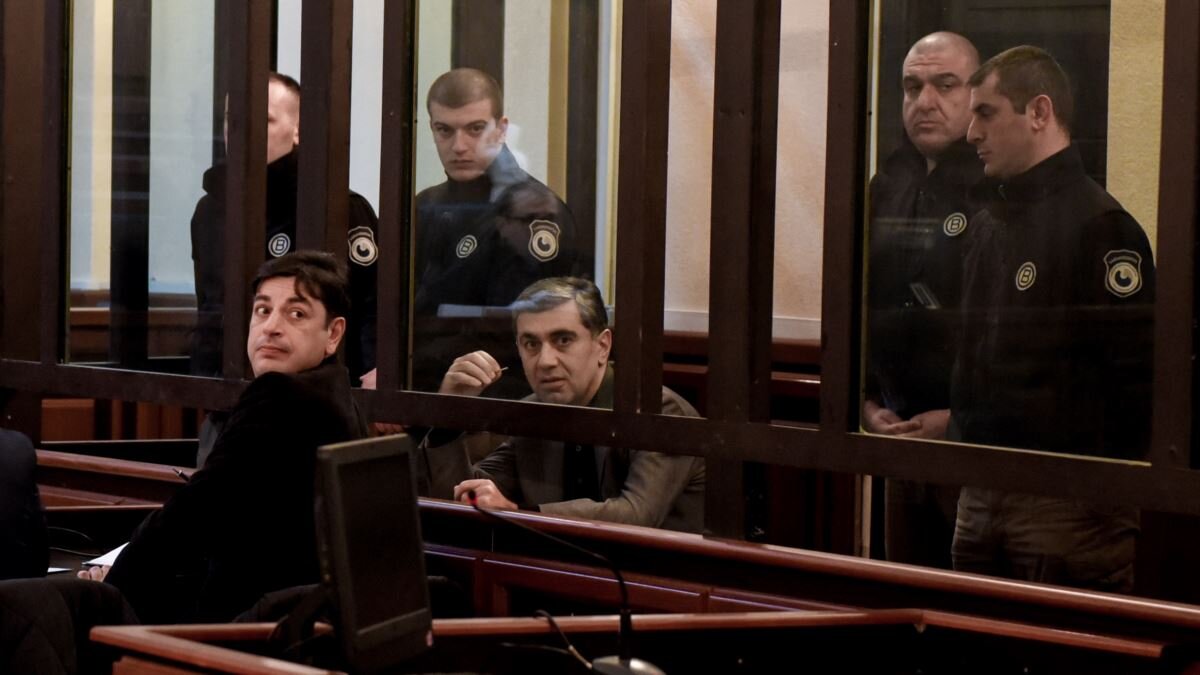  Его признали виновным в причастности к штурму здания парламента в июне 2019 года, когда состоялся митинг из-за визита российского депутата в грузинский парламент. В Грузии бывшего министра обороны Ираклия Окруашвили осудили на пять лет лишения свободы. Соответствующее решение принял суд в Тбилиси, пишет Радио Свобода в понедельник, 13 апреля.

Окруашвили признали виновным в причастности к штурму здания парламента в ночь на 21 июня 2019 года. Отмечается, что при попытке штурма парламента демонстрантами, сотни человек получили тяжелые травмы. Тогда полиция смогла сдержать протестующих, а Генпрокуратура возбудила уголовное дело против ряда оппозиционных лидеров.