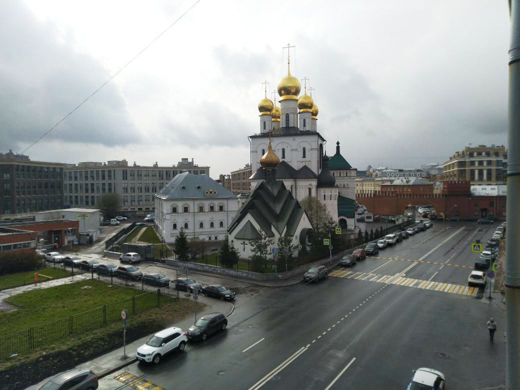 Вид на Собор Феодоровской иконы Божией матери из комнаты Александра.