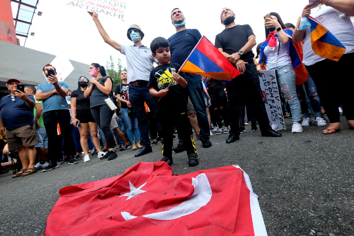 Протест армян в США поддерживающих Армению в ее конфликте с Азербайджаном из-за спорного Нагорно-Карабахского региона - Фото: Zuma\TASS