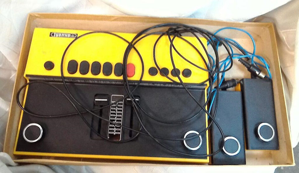 Турнир в канареечном цвете.