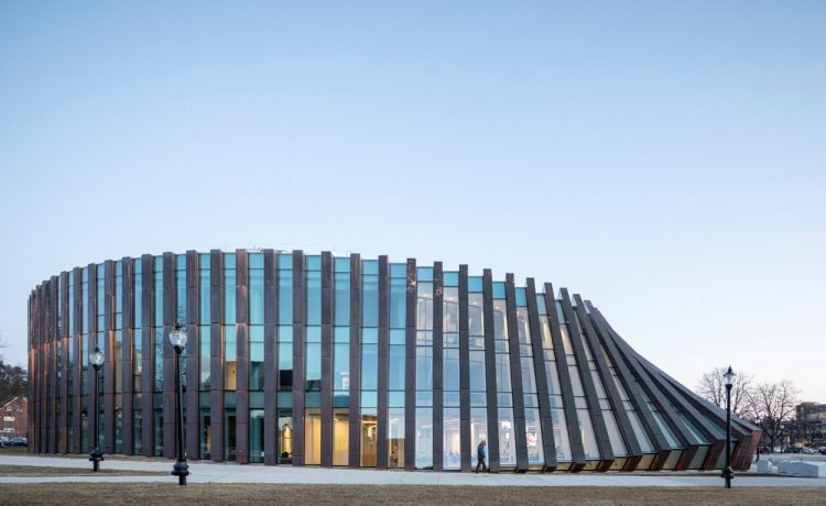 Вид фасада с эффектом «падающего домино»