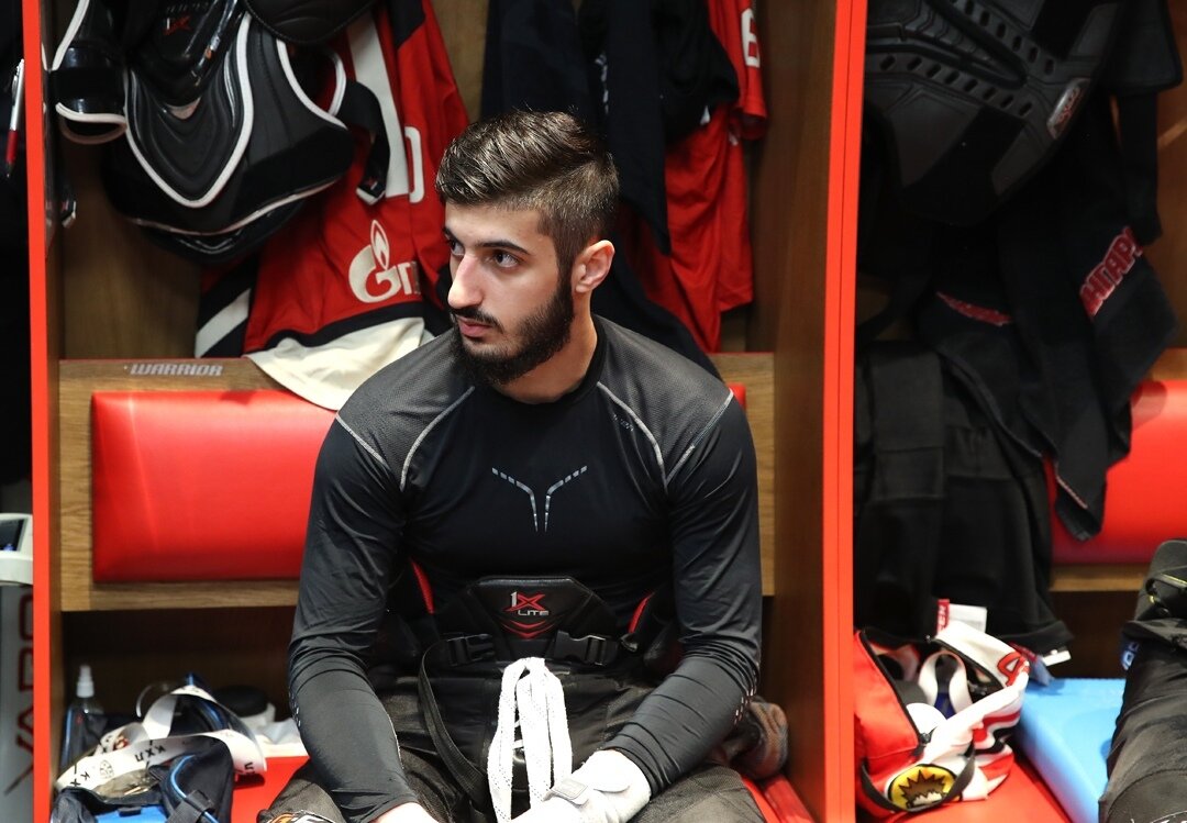 Артём Манукян с лангеткой на кисте руки