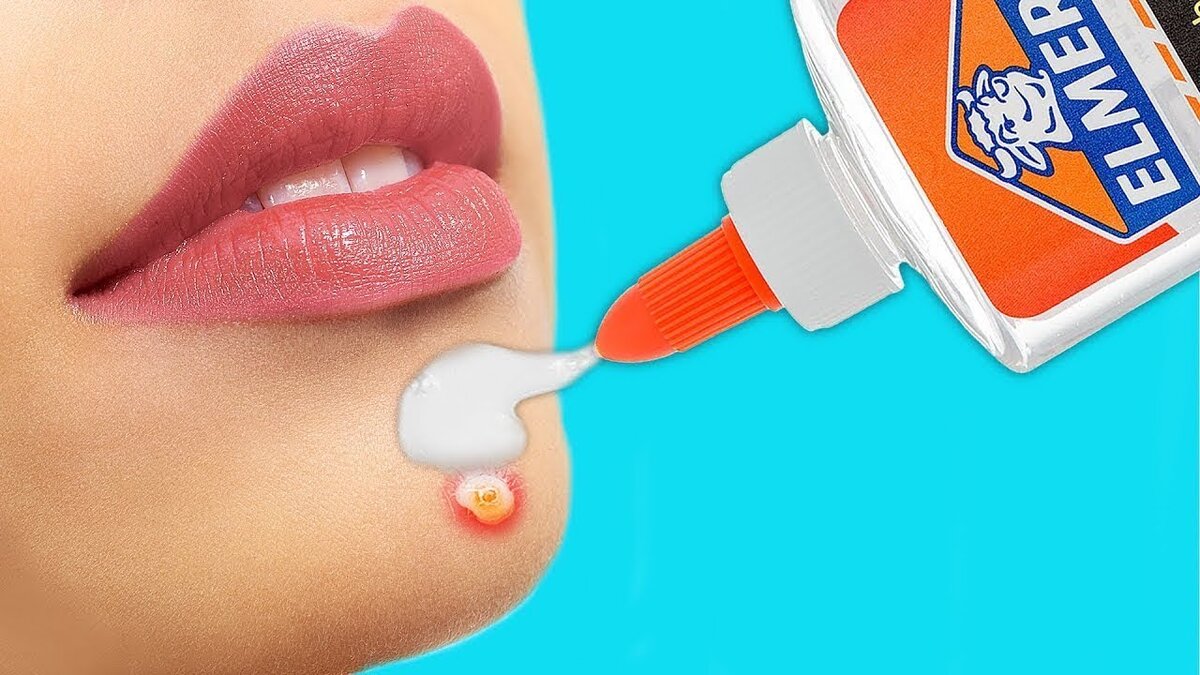 ОТПАДНЫЕ КРАФТЫ С КЛЕЕВЫМ ПИСТОЛЕТОМ  
У вас дома еще нет клеевого пистолета? Вам непременно стоит его купить! На то есть масса причин. Этот гаджет не только починит любые поломки, но и отлично подойдет для крафтинга. Сегодня, вас ждет крутая подборка идей с горячим клеем - узнайте, как сделать милые головки для иголок; декоративный водопад, а также различные элементы декора и украшения! 
Итак, вот замечательные крафты, которые нельзя не попробовать:
-    Как сделать новую резинку для волос с помощью клеевого пистолета 
-    Смастерите перчатки для расчесывания домашних животных! Для этого, просто возьмите резиновые перчатки для мытья посуды, и нанесите на них множество 'пупырышков' из горячего клея
-    Обновите старую футболку, украсив ее модным принтом 
-    Создайте миловидный клеевой водопад - этот элемент декора добавит стиля и экзотики вашему интерьеру
-    Из горячего клея получатся крутые насадки на каблуки, чтобы без труда бегать по траве во время пикников на природе 
-    Создайте коллекцию недорогих ювелирных изделий за 5 минут
-    Вы любите розы? Узнайте, как сделать искусственные бутоны из горячего клея! Ими можно украсить все, что угодно! 
-    Клеевой пистолет поможет сделать классный аксессуар для снятия маникюра (детали - в нашем видео!) 
-    С походными клеевыми спичками можно починить любой предмет (например, сломанную оправу очков) 
-    Создайте модель Эйфелевой башни используя клеевой пистолет! Просто распечатайте изображение башни, и следуйте нашим инструкциям!
-    Кольцо слишком свободно сидит на пальце? Зацените вот этот гениальный лайфхак! Проблему легко исправит чуток горячего клея! 
-    Покрытие из горячего клея защитит бритвенные лезвия во время поездок
-    Зачем покупать дорогие нескользящие вешалки, если можно добиться того же эффекта с обычной вешалкой и парой-тройкой капель горячего клея! 
-    Сделайте милые головки для иголок, используя цветные клеевые палочки  
-    Смастерите удобный инструмент для чистки макияжных кисточек 
-    Узнайте, как сделать элегантную лампу при помощи клеевого пистолета (это совсем не трудно!) 
Не забудьте подписаться на наш канал! 