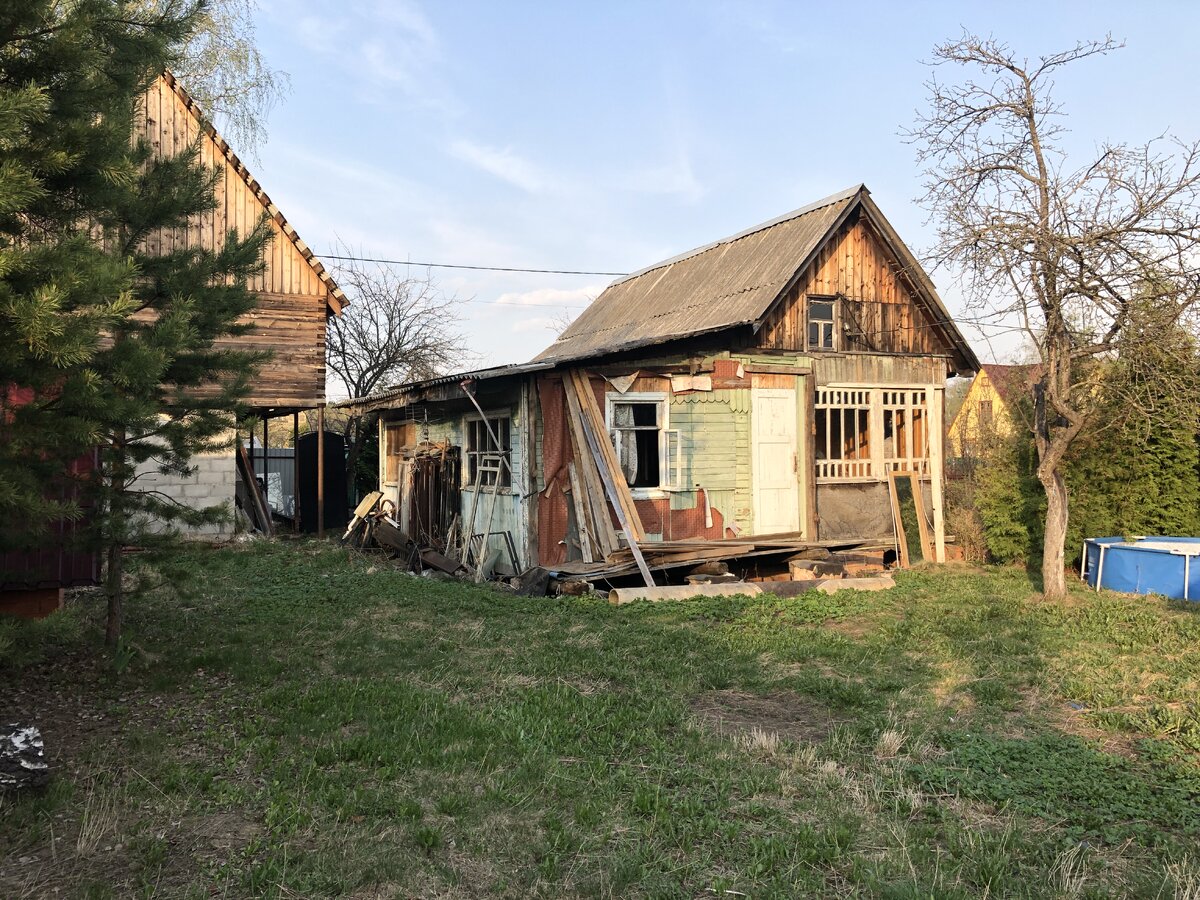 Старый заброшенный дом на даче