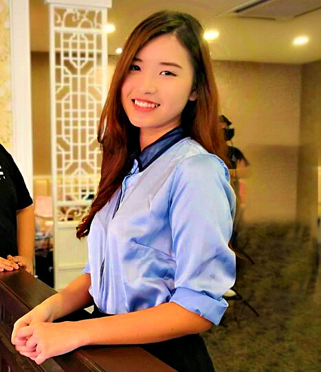 Итак, Альфия заступила на ресеп, а дядечка наш замечательный спустился к завтраку. 