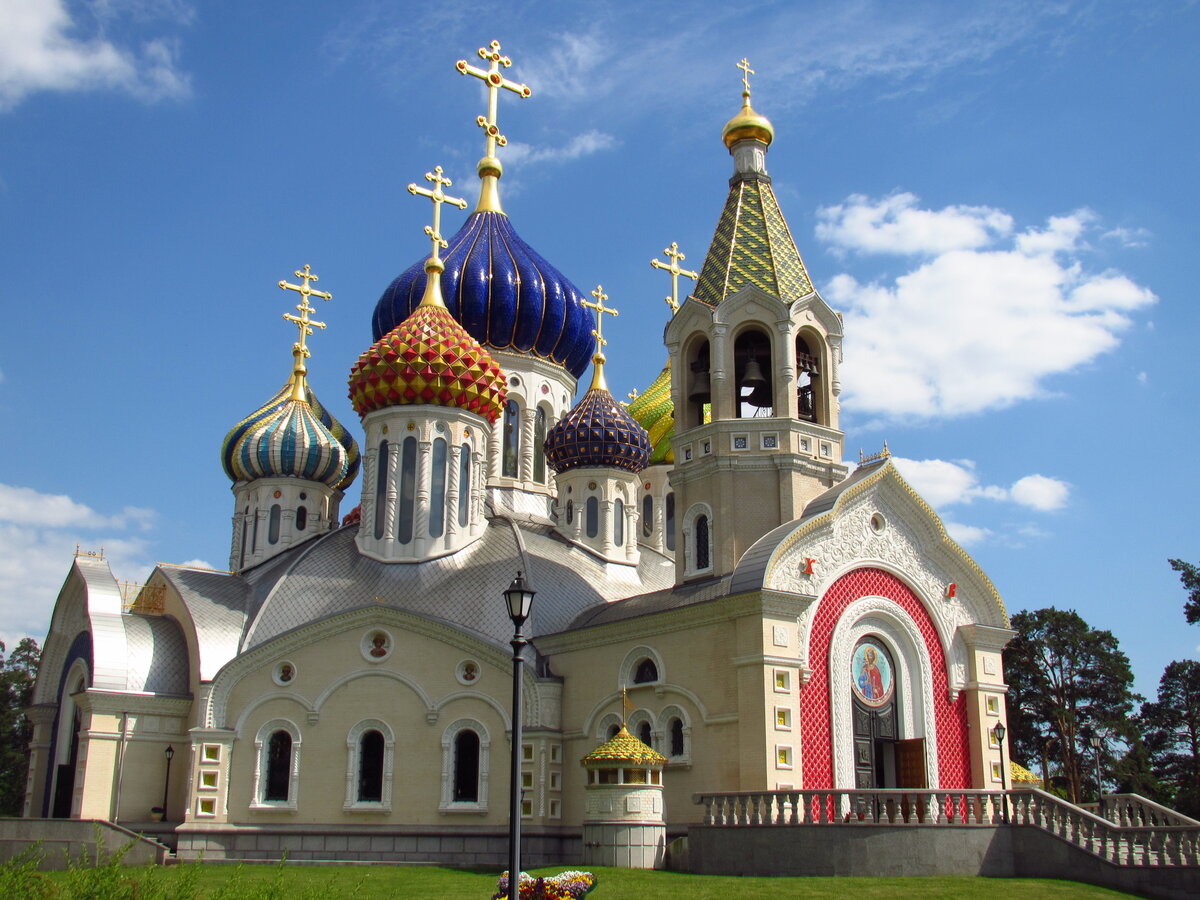 Новопеределкино. Патриаршее подворье в Новопеределкино. Храм Спаса Преображения Господня в Переделкино. Подворье Патриарха в Переделкино. Храм в Новопеределкино.