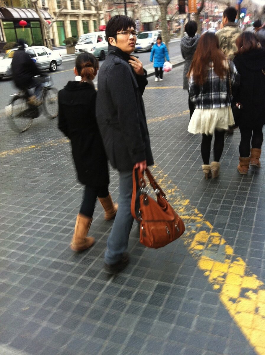 мужчины носят женские сумки. мужик с женской сумочкой. мужчина с женской сумкой. звезды мужчины с сумками. мужчина носит женскую сумку.