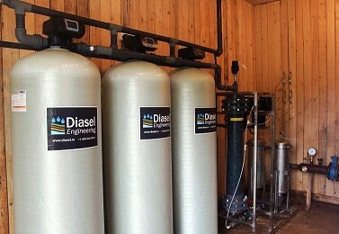 На фото (слева-направо) 3 фильтра обезжелезивания и аэрационная труба ДУ