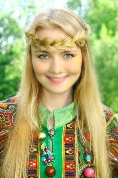 
Славянская красота является соборной, знаменует некое единство не только внешнего и внутреннего, единство многих участков пространства, где человек обитает – пространство дома и всей широкой Руси.
Славянская девушка выступает символом благообразия, единения, является богоматерью.
