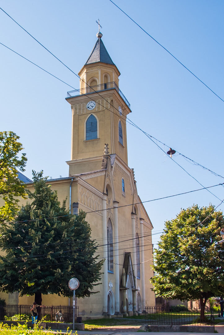 Римско-католический костел Воздвижения Святого Креста XII в. (Берегово, Украина)