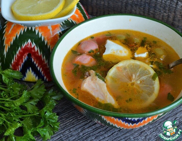 Традиционно это блюдо готовится на крепком мясном бульоне, с обилием копченостей. Но летом хочется еды полегче, вот и используем куриный бульон, совсем немного бекона и свежие помидоры - почти диетическая солянка. Угощайтесь.