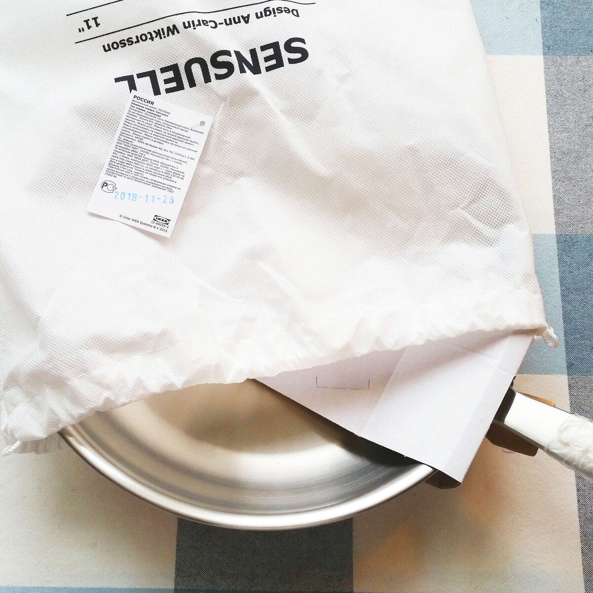 В отличие от остальных сковородок, эта лежала в белом чехле. Это придавало ее покупке особый шарм.