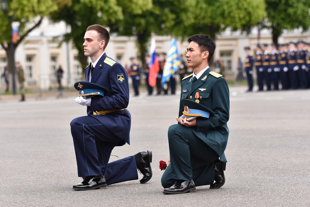 Чвтку выпуск 1990. Курсант 8 читать полностью. Выпуск рязанского десантного училища 2020. Фотосессия с курсантом. Форма курсантов.