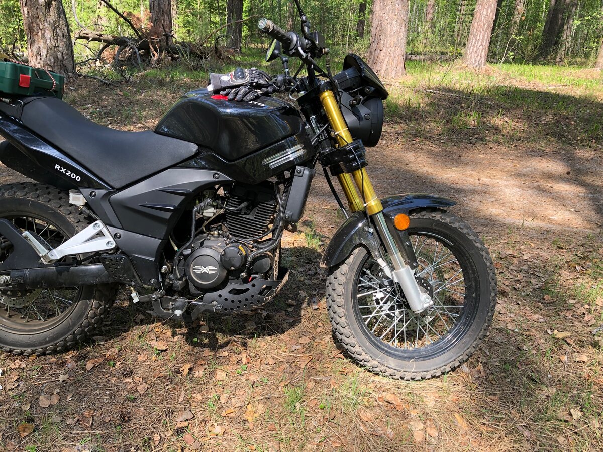 Китайский мотоцикл двойного назначения ABM X-MOTO RX200 прекрасно себя чувствует как в городе, так и в лесу.