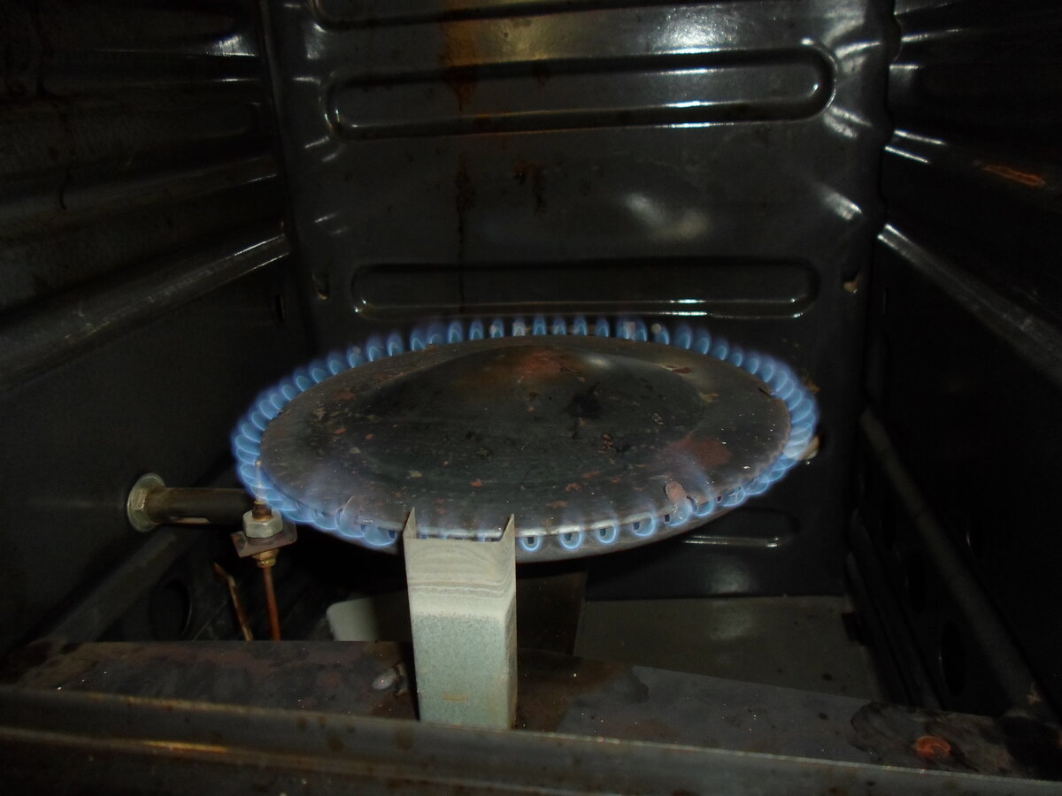 Что можно сделать, если в газовой плите подгорает низ выпечки?
