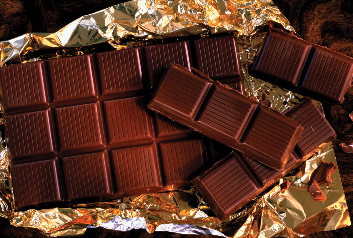 Какой шоколад более качественный. Плитка шоколада. Шоколадная плитка. Плиточный шоколад. Обыкновенный шоколад.