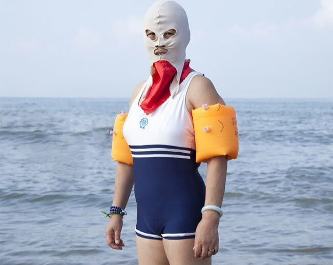 Пугающие и странные маски у китаянок на пляже