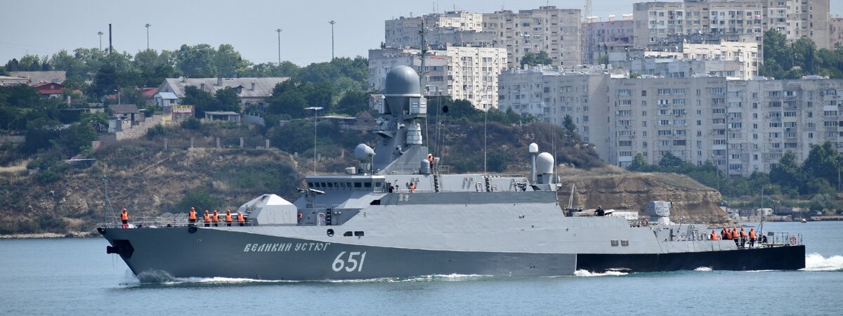 Малый  ракетный корабль Великий Устюг, самый новый корабль из входящих в состав Каспийской флотилии, он был включен в состав флота в конце 2014 года, он также является одним из самых мощных кораблей, его главный калибр - 8 крылатых ракет Калибр запускаемых вертикально из шахт 