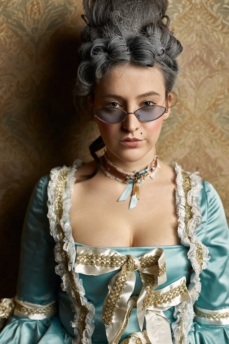 Порой кажется, что главным желанием клиента, который обращается в ивент-агенство является ярое желание показать (именно показать, а не заплатить) сколько есть денег на организацию мероприятия для их компании и доказать ивент-менеджеру, что он (клиент) РАЗБИРАЕТСЯ в вопросе!  Глава первая «Интерес» 
Приходит клиент, говорит, что хотят «вау» событие, деньги не проблема, нужно красиво, дорого и никак у всех! В этот момент агентство чувствует себя девчонкой, которую пытается развести восточный, красиво говорящий, парень с золотыми часами на руке. Агентство понимает, что дело не чисто и пахнет дешевым разводом, но как девочка, в очередной раз, ведется на красивые рассказы о серьезных намерениях, красивой жихни и большом бюджете. Дорисовывает в голове идеальное событие с размахом и берется за работу. Вот тут начинается самое интересное…
Глава вторая «Разбитые мечты»
Агентство считает смету, обзванивает всех подрядчиков, готовит идеальную презентацию, в общем собирается на свидание, как в первый раз. 
Клиент, как парень, настаивает на скорейшей встрече, трубы горят, ситуация ждать не может!!! 
День икс, первое свидание, отправка идеального предложения. Агентство, с замиранием сердца, ждет решения. Клиент возвращается, говорит, что идея ему нравится, он вдохновлен, но вот есть один нюансик….денег у нас в 4ре раза меньше. Карета превращается в тыкву, а золушка продолжает стоять в своих шикарных туфельках по уши в тыквенном супе.  
Глава третья «Страдания»
Цветочки закончились, клиент начинает устанавливать свои правила: платим меньше, а получаем больше! «Так не бывает!» - в предсмертных судорогах шепчет ивент-агентство. Но клиенту всё равно, он уже заполучил девчонку в свои лапы и хочет, чтобы она играла по его правилам. Долгие недели тяжелого труда, желание расстаться, но долбанный «Стокгольмский синдром». Жертва уже влюбляется в мучителя. «Как же мы их бросим на пол пути?» - думает ивент-менеджер. Придется лепить из не лучших материалом, так сказать, шикарное событие. 
«Финал»
Хеппи энд всегда наступает. Девочка уходит, ивент-агенство измучено заканчивает свою работу. Все счастливы. Девочка зарекается, что больше никогда не поведется на красивые речи и обещания, но вот проходит время и всё забывается. 
Не будьте говнюками, говорите с порога, какой у вас бюджет и тогда прольется меньше крови.