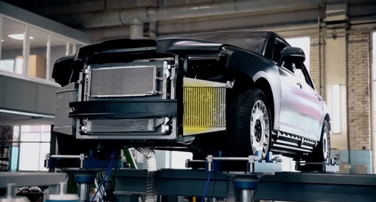 Что бы охладить столь большой и мощный мотор,пришлось поставить большой радиатор.