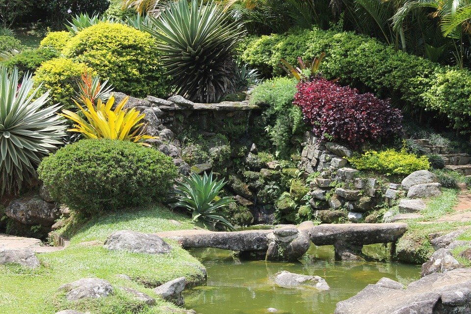 https://pixabay.com/photos/cascatinha-garden-landscaping-587078/