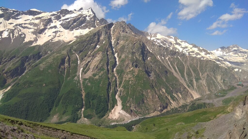 Вид на горы от водопада Девичьи Косы. Фото из личного архива.