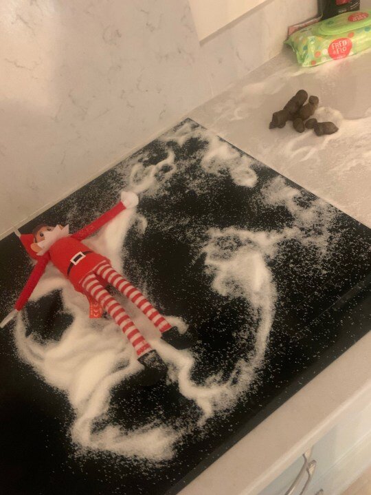 Тилли оставила неожиданное дополнение к Эльфу на полке (Фото: Caters News)