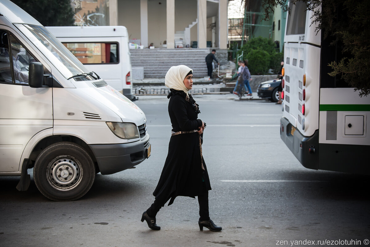 как одеться в храм женщине. мусульманский пляж. женщина в брюках в церкви. день короткой юбки. женщина христианка.
