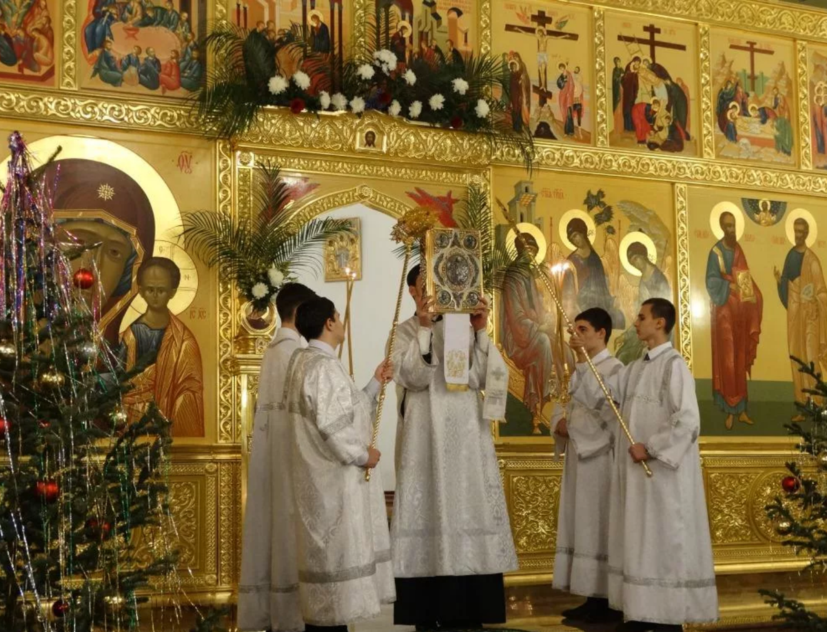 Вечерняя церкви во сколько. Богослужение Рождества Христова служба. Богослужение на Рождество Христово. Рождество Церковь. Рождество в храме.