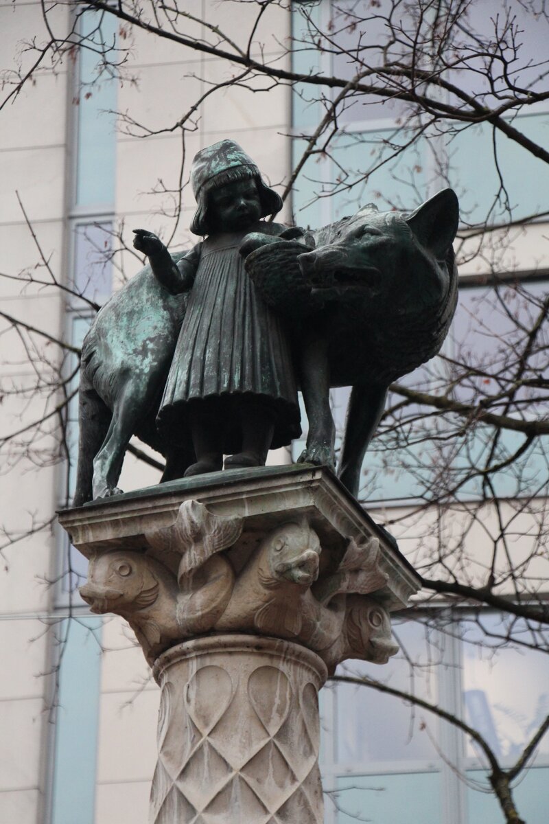 Памятник Красной Шапочке