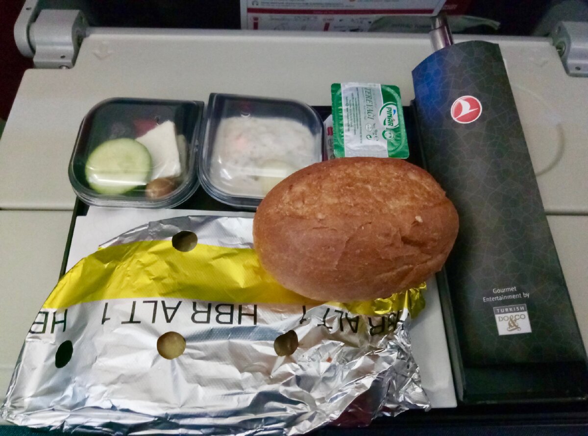 Показываю, как можно кормить на борту самолета, чтобы не было стыдно. Просто, но вкусно.
