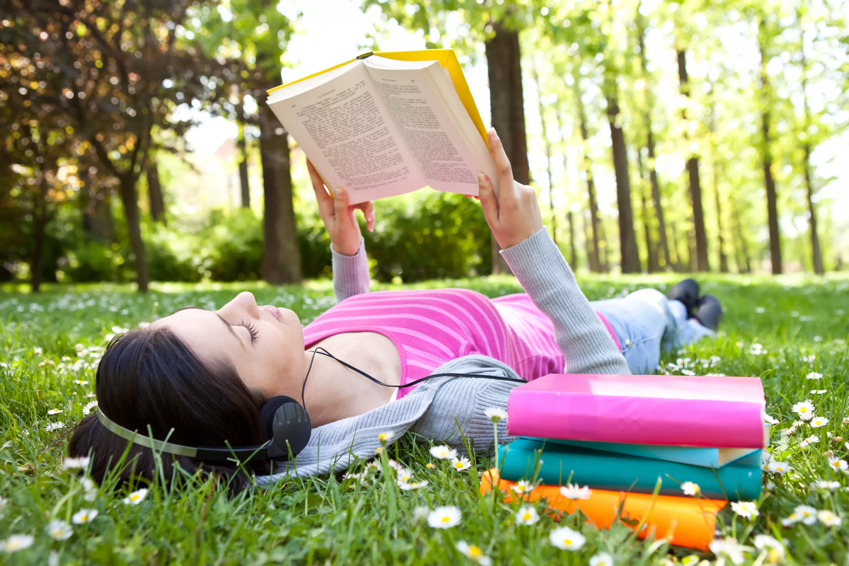 Девушка в парке с книгой. Лето с книгой. Девушка с книгой на природе. Чтение летом.