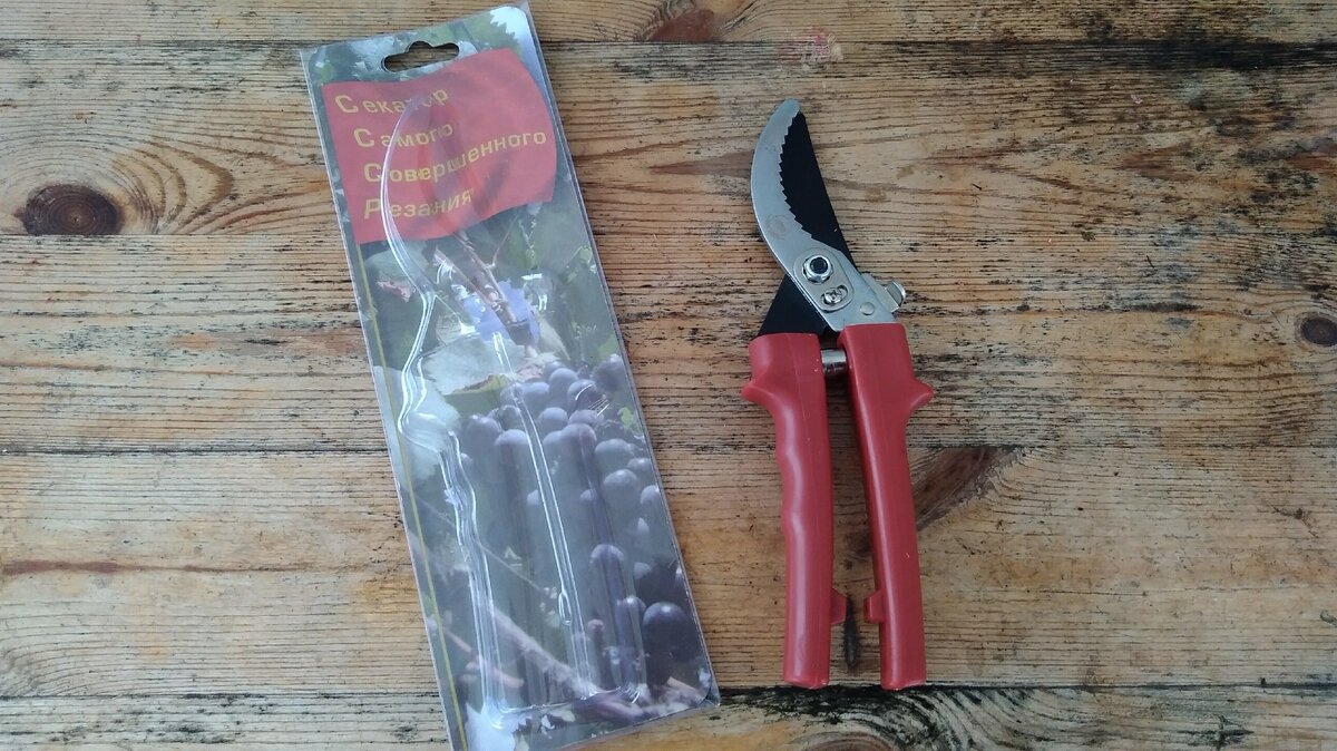 Дешёвенький секатор китайского производства.