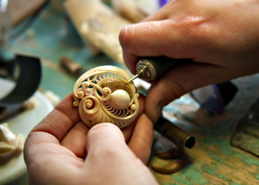 Современные мастера используют современное оборудование. Иллюстрация из открытых источников