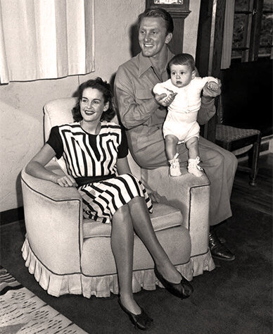 Кирк Дуглас и Диана Дилл с сыном Майклом