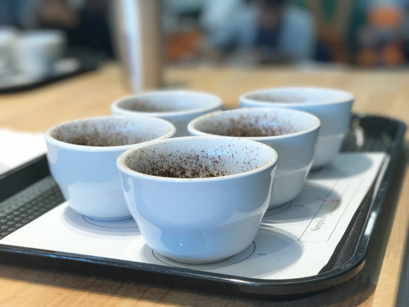 Специальные дегустационные чашки на стадии «прослушивания» аромата