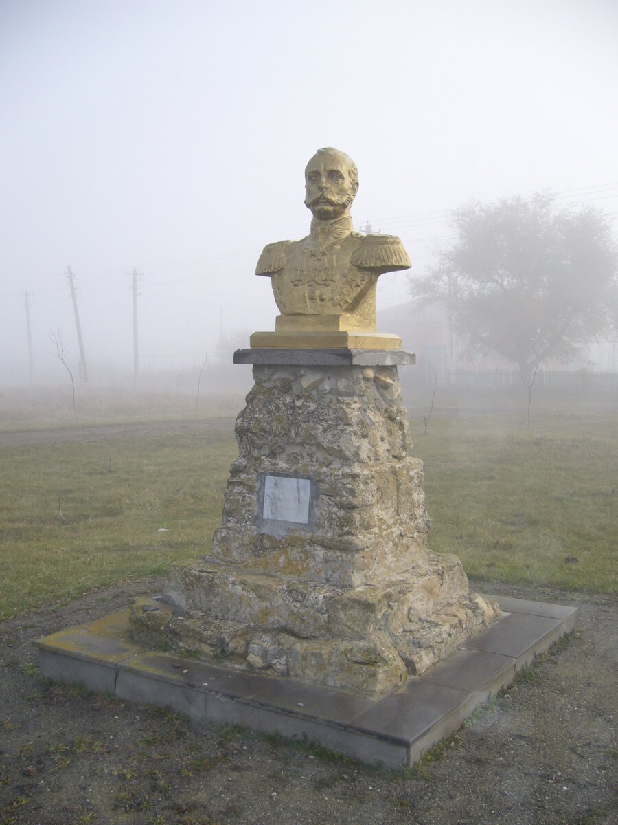 Памятник царю-освободителю Александру II от благодарных греков в селе Дубовая Балка (Ставропольский край)