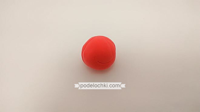 
3. Сформируйте из подготовленного шарика модель сердечка, с одной стороны пальцами вытяните острый носик, с противоположной – вдавите пальцем. В то же место вставьте конец цепочки. Можно сверху прикрепить дополнительно пластилин. Когда масса застынет, цепочка будет держаться, и брелок сердечко будет функционировать.