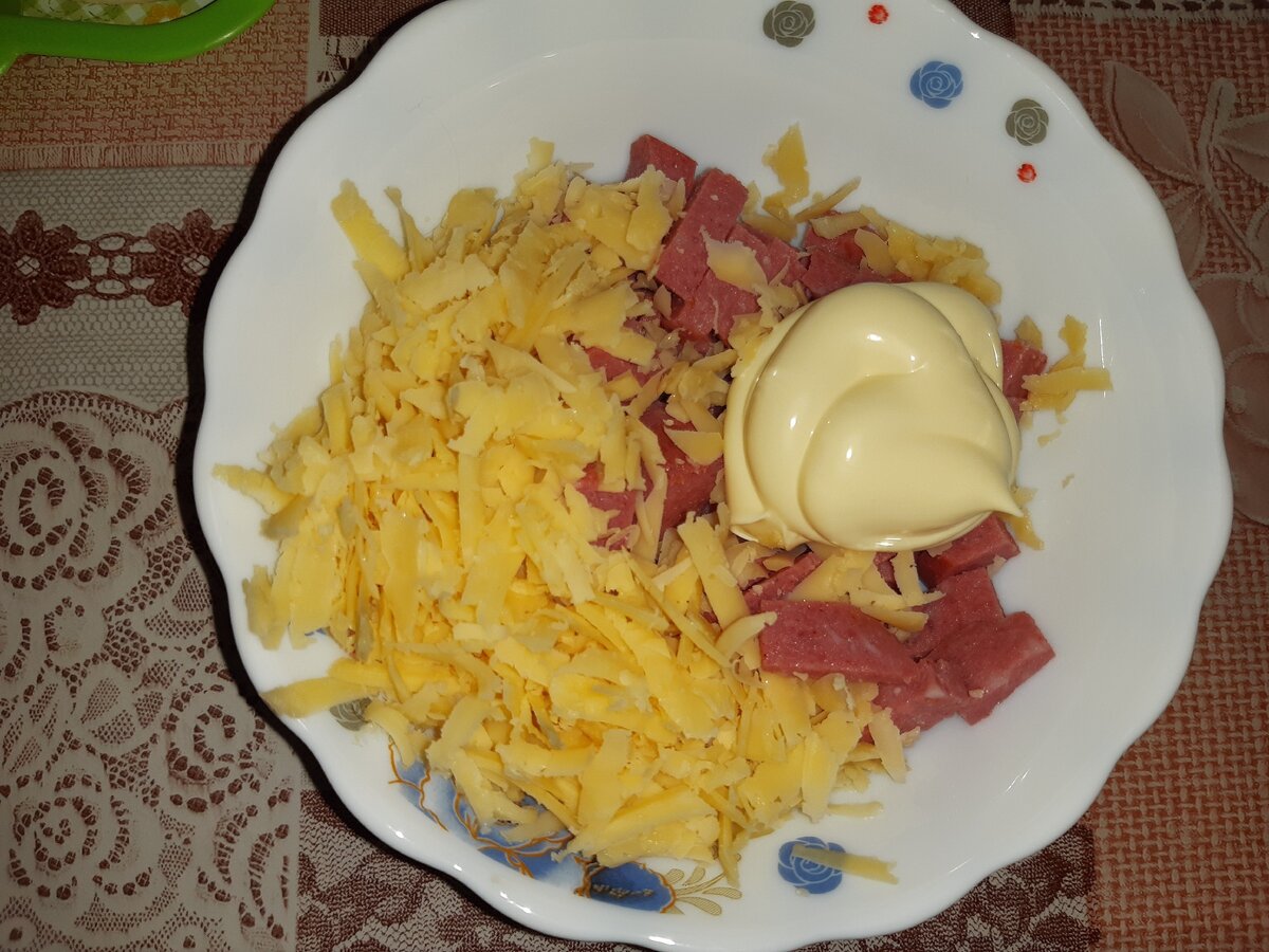 Кладём  майонез  размешиваем. 