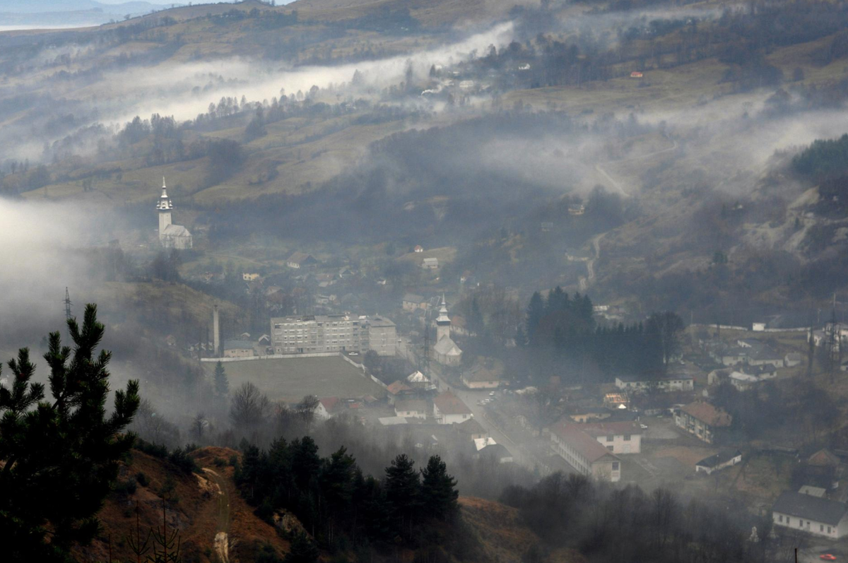 Вид на центр города Рошия-Монтана, Румыния, 23 ноября 2006 года. Румыния сначала лоббировала обозначение района как объекта всемирного наследия, а затем изменила направление и попросила отложить это назначение.