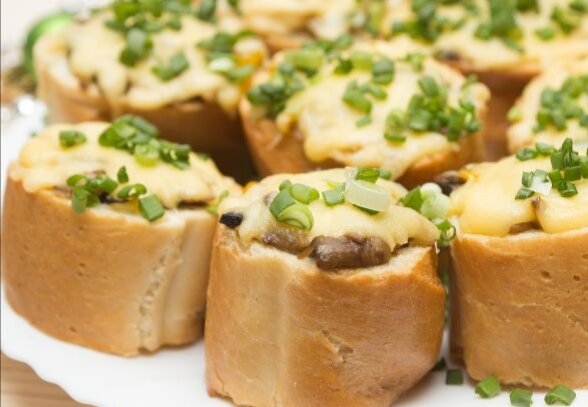 Невероятно вкусная закуска на праздничный стол! Закуска "Грибные пеньки" из багета с шампиньонами, сыром и сладким перцем съедается самой первой! Вкусно и просто!