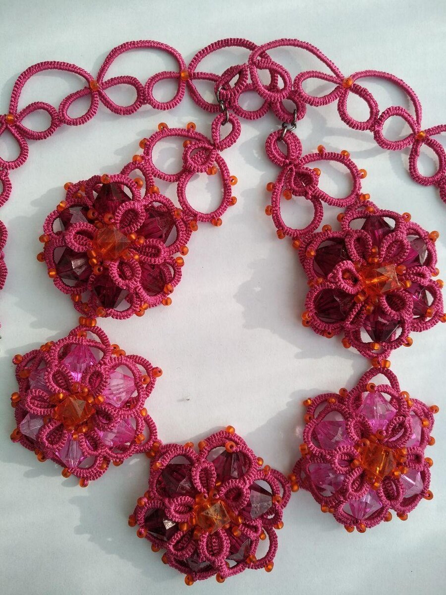 колье в технике фриволите