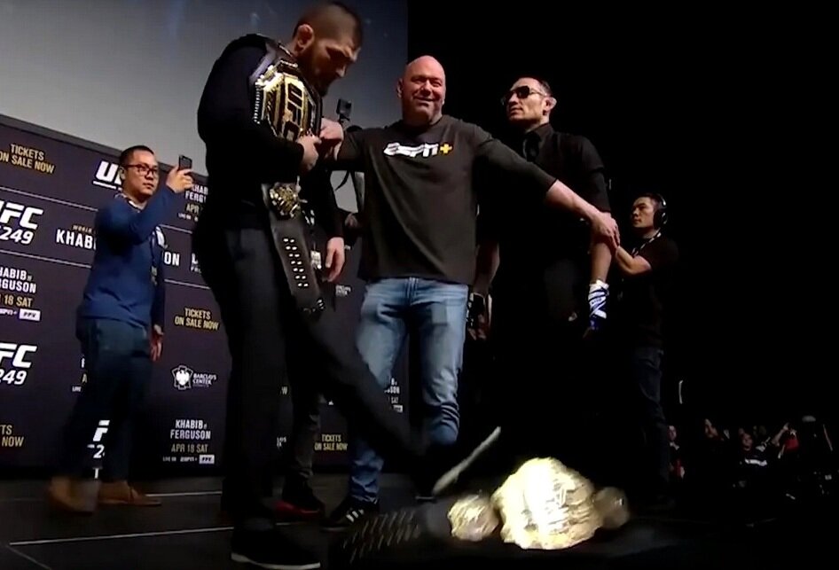 Момент когда Хабиб пнул пояс Тони