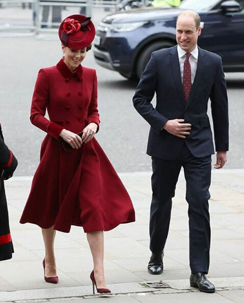 Пальто от бренда Catherine Walker, шляпка Sally Ann Provan, туфли Gianvito Rossi, клатч PRADA