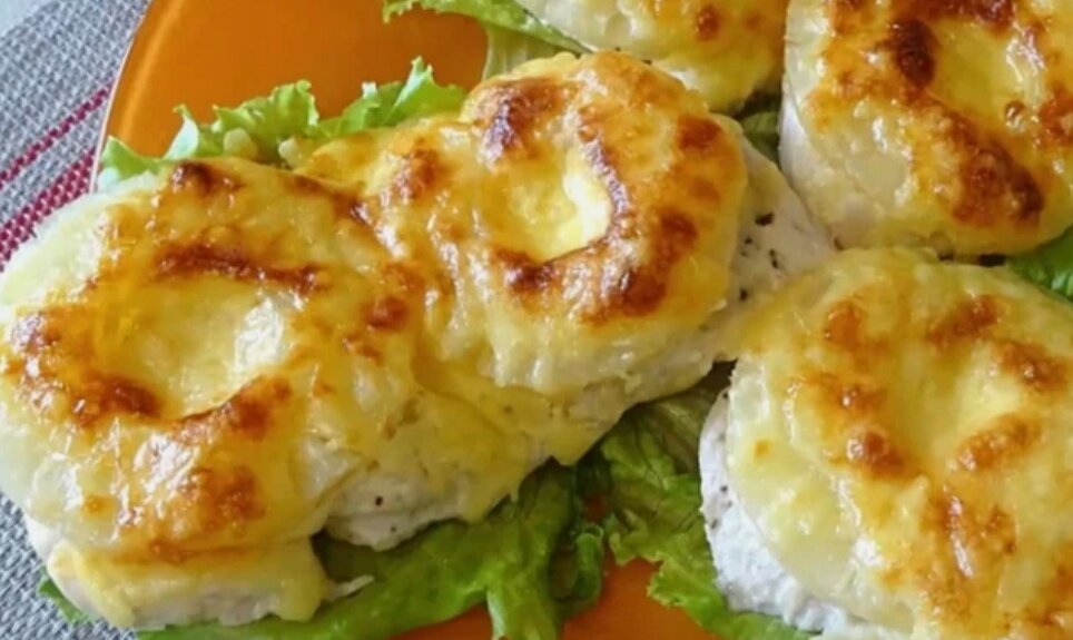 Рецепт отбивная с ананасом и сыром. Филе куриное с ананасом под сыром. Курица с ананасами в духовке под сыром. Куриная грудка с ананасами и сыром в духовке. Филе с ананасами и сыром в духовке.